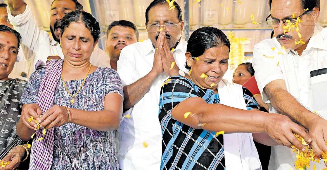 എരിയുന്നു, അമ്മക്കനൽ...കോടതിവിധിക്കു  ശേഷം പെരിയ കല്യോട്ടെ സ്മൃതിമണ്ഡപത്തിലെത്തി ശരത്‌ലാലിന്റെ അമ്മ ലതയും കൃപേഷിന്റെ അമ്മ ബാലാമണിയും പുഷ്പാർച്ചന നടത്തുന്നു. കാസർകോട് ഡിസിസി വൈസ് പ്രസിഡന്റ് ബി.പി.പ്രദീപ് കുമാർ, രാജ്‌മോഹൻ ഉണ്ണിത്താൻ എംപി,  ഡിസിസി പ്രസിഡന്റ് പി.കെ.ഫൈസൽ തുടങ്ങിയവർ സമീപം. ചിത്രം: അഭിജിത്ത് രവി / മനോരമ 