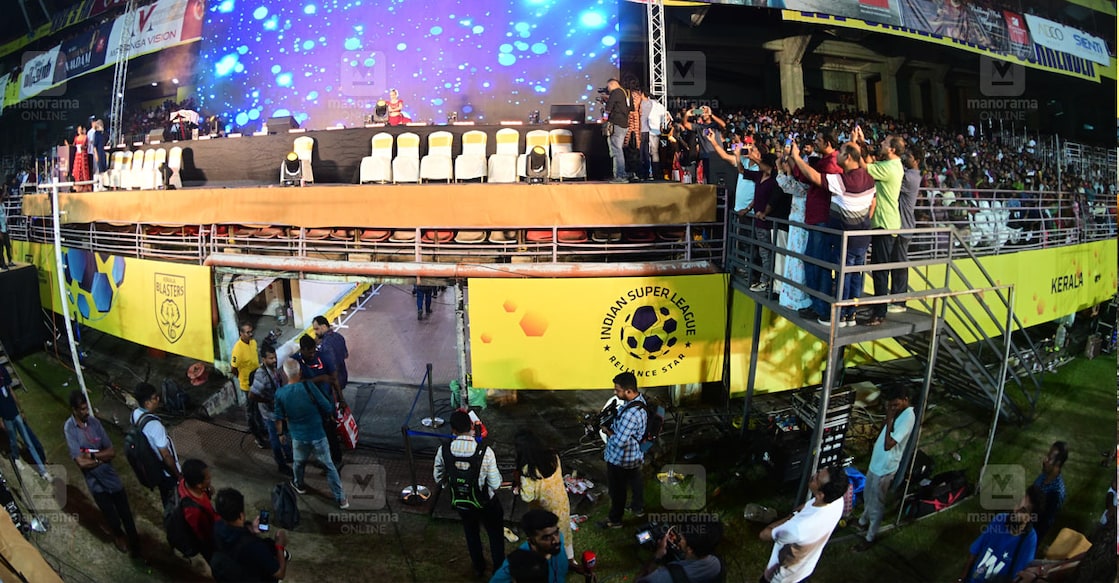 kaloor-stadium-2 കലൂർ സ്റ്റേഡിയത്തിൽനിന്നുള്ള ദൃശ്യം. (ചിത്രം:അരുൺ ശ്രീധർ ∙ മനോരമ)