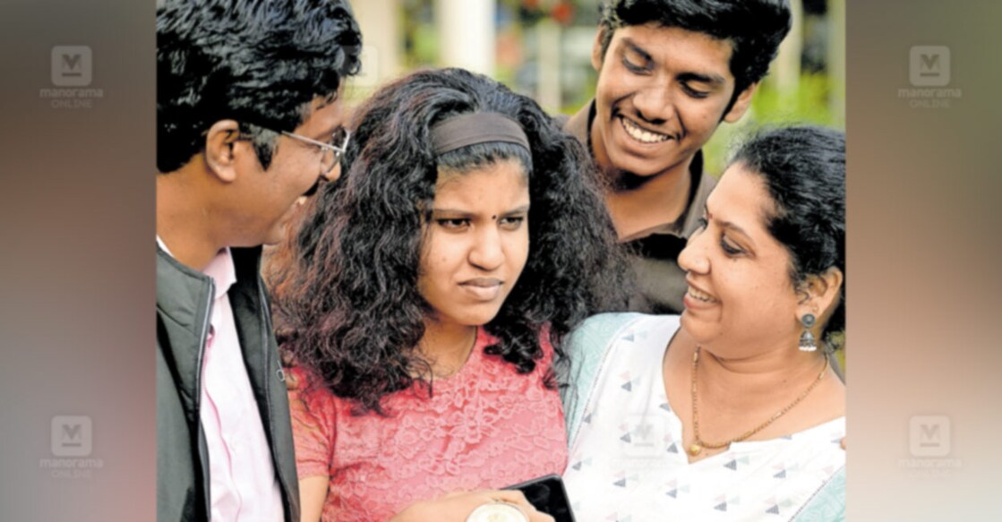 ലോക ഭിന്നശേഷി ദിനത്തിൽ രാഷ്ട്രപതിയിൽ നിന്നു പുരസ്കാരം സ്വീകരിക്കാൻ ഡൽഹിയിലെത്തിയ തിരുവനന്തപുരം സ്വദേശി അനന്യക്കൊപ്പം അച്ഛൻ  ബിജേഷ്, അമ്മ അനുപമ, സഹോദരൻ ആരോൺ എന്നിവർ. ചിത്രം: മനോരമ   