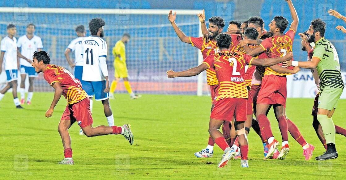 santosh-trophy-final സന്തോഷ് ട്രോഫി ഫുട്ബോൾ ഫൈനലിൽ അവസാന വിസിൽ മുഴങ്ങിയപ്പോൾ വിജയമാഘോഷിക്കുന്ന ബംഗാൾ താരങ്ങൾ.
നിരാശയോടെ മടങ്ങുന്ന കേരള ടീമംഗങ്ങൾ പിന്നിൽ. ചിത്രം: അബു ഹാഷിം / മനോരമ