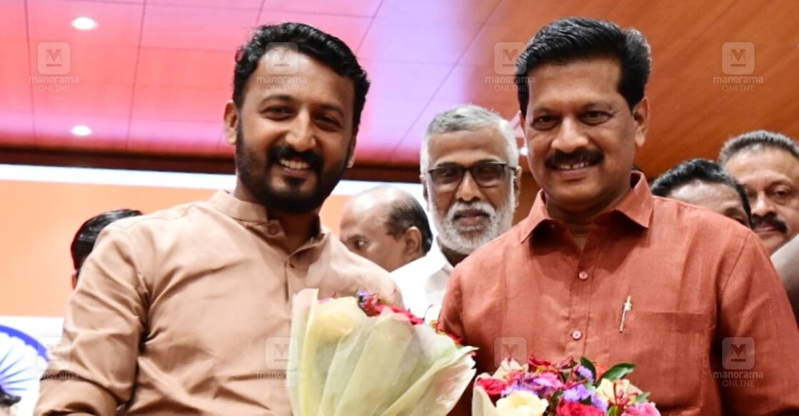 ഉപതിരഞ്ഞെടുപ്പില്‍ വിജയിച്ച രാഹുല്‍ മാങ്കൂട്ടത്തിലും (പാലക്കാട്) യു.ആര്‍.പ്രദീപും (ചേലക്കര) നിയമസഭാ സാമാജികരായി സത്യപ്രതിജ്ഞ ചെയ്ത ശേഷം(ചിത്രം∙മനോജ് ചേമഞ്ചേരി/ മനോരമ)