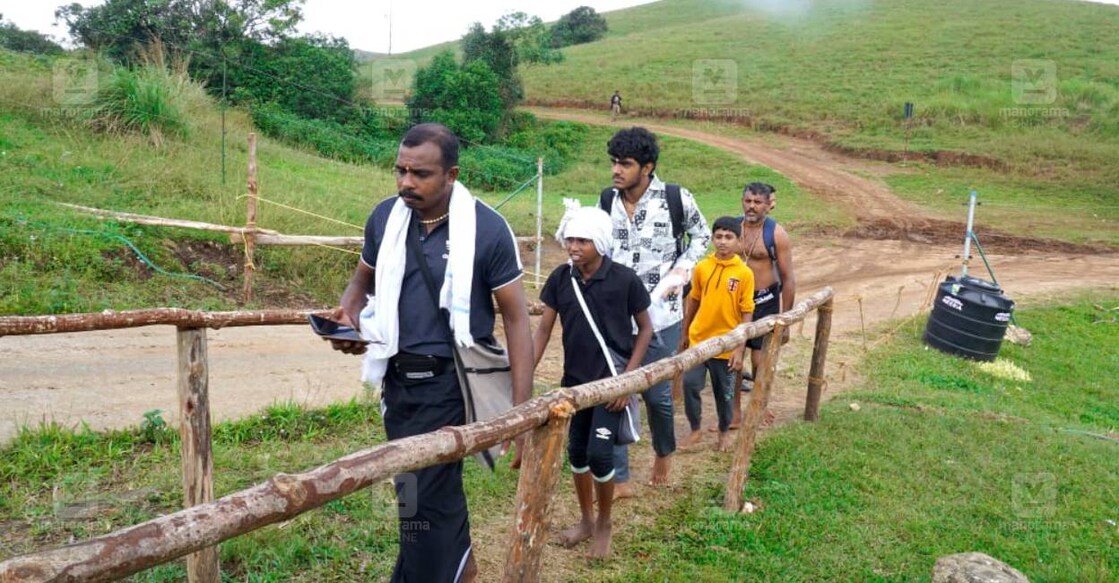 പുല്ലുമേട് വഴി ഒരക്കുഴി എത്തിയ തീർഥാടകർ (ചിത്രം∙ മനോരമ)