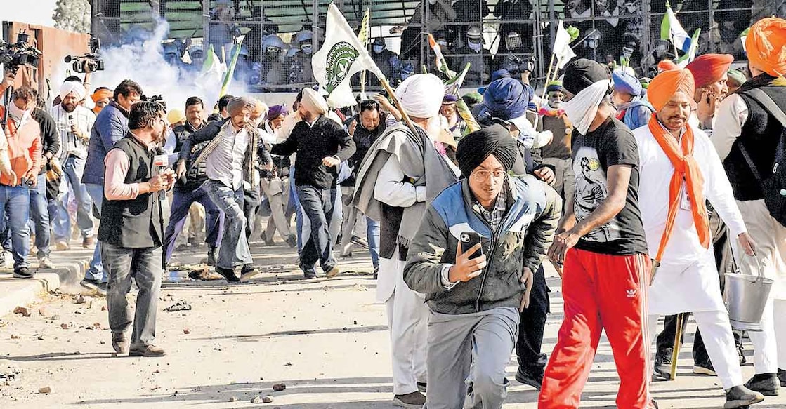 punjabfarmersprotest ഡൽഹിയിലേക്കു കർഷകർ നടത്തിയ കാൽനട ജാഥയ്ക്കെതിരെ പഞ്ചാബ്–ഹരിയാന അതിർത്തിയിൽ പൊലീസ് കണ്ണീർവാതക ഷെല്ലുകൾ പ്രയോഗിക്കുന്നു. ചിത്രം: പിടിഐ