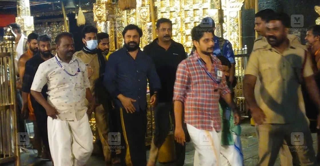 sabarimala-dileep ശബരിമലയിൽ ദർശനം നടത്തുന്ന നടൻ ദിലീപ് (Photo:Arun John/Manorama)
