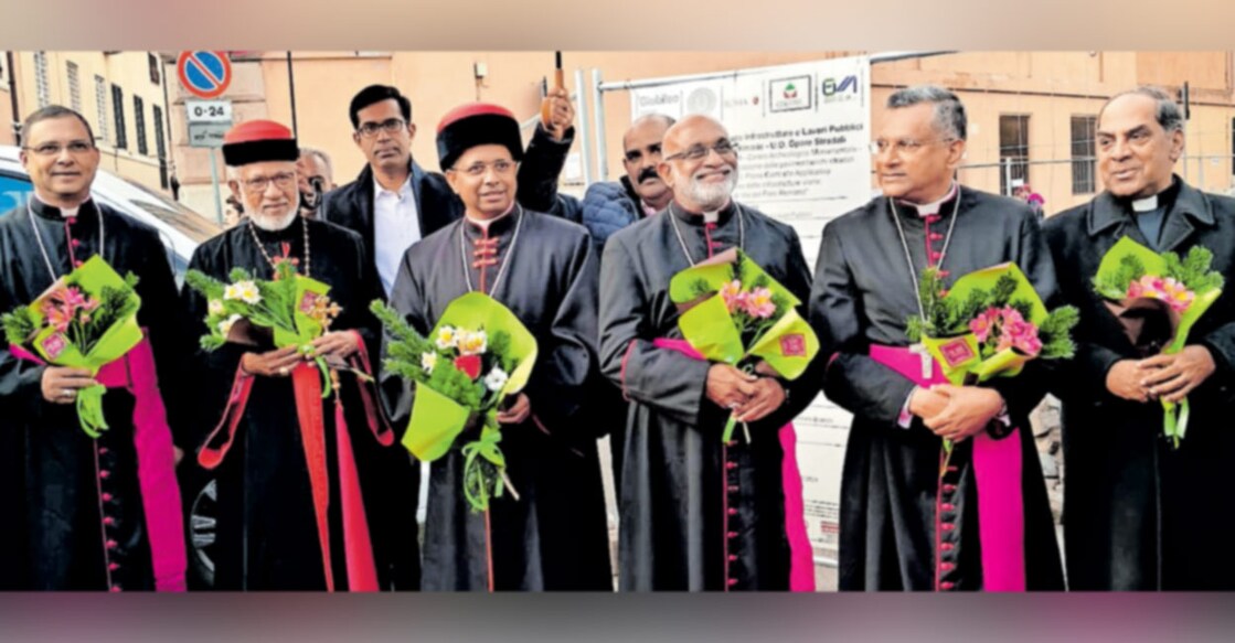 george-koovakad-reception വത്തിക്കാനിലെ സാന്റാ അനസ്താസിയ ബസിലിക്കയിൽ കുർബാന അർപ്പിക്കാനെത്തിയ കർദിനാൾ മാർ ജോർജ് ജേക്കബ് കൂവക്കാട് (ഇടത്തുനിന്നു മൂന്നാമത്) ആർച്ച് ബിഷപ് മാർ തോമസ് തറയിൽ, കർദിനാൾ മാർ ജോർജ് ആലഞ്ചേരി, മേജർ ആർച്ച് ബിഷപ് മാർ റാഫേൽ തട്ടിൽ, മാർ സ്റ്റീഫൻ ചിറപ്പണത്ത്, മാർ കുര്യാക്കോസ് ഭരണികുളങ്ങര എന്നിവർക്കൊപ്പം. (ബിനു വെളിയനാടൻ പകർത്തിയ ചിത്രം)