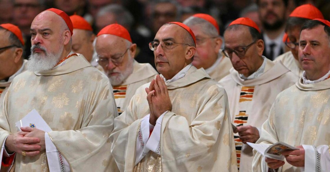vatican പുതിയ കർദിനാൾമാർ ഫ്രാൻസിസ് മാർപാപ്പയ്ക്കൊപ്പം സെന്റ് പീറ്റേഴ്സ് ബസിലിക്കയിൽ കുർബാനയിൽ പങ്കെടുക്കുന്നു,(ചിത്രം.എഎഫ്പി)