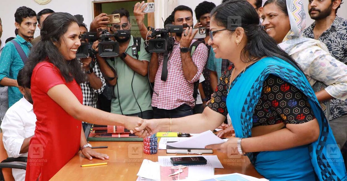 മുണ്ടക്കൈ-ചൂരൽമല ഉരുൾപൊട്ടൽ ദുരന്തം അതിജീവിത എസ്.ശ്രുതി കളക്ടറേറ്റിലെത്തി എഡിഎം കെ.ദേവകി മുമ്പാകെ ജോലിയിൽ പ്രവേശിക്കുന്നു. (Photo: Special Arrangement)