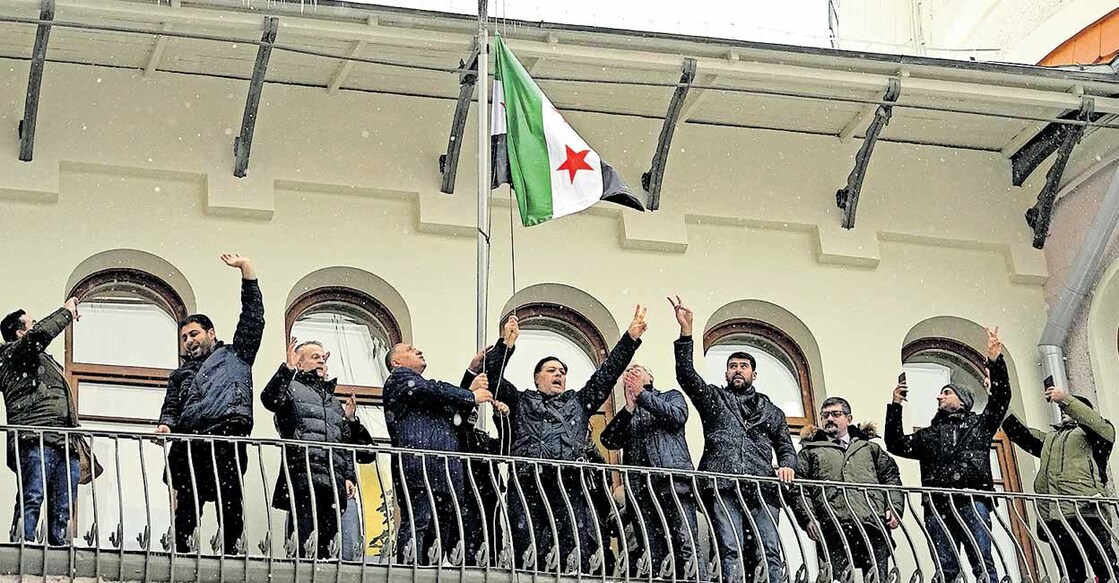 syria-rebel-takeover മോസ്കോയിലെ സിറിയൻ എംബസിയിൽ വിമതരുടെ പതാക ഉയർത്തുന്ന സിറിയൻ വംശജർ.ചിത്രം: എപി