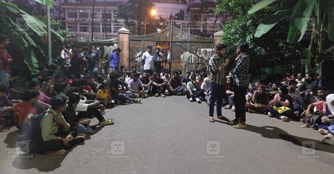 student-protest-nit എൻഐടിയിൽ രാത്രിയിലും പ്രതിഷേധം നടത്തുന്ന വിദ്യാർഥികൾ