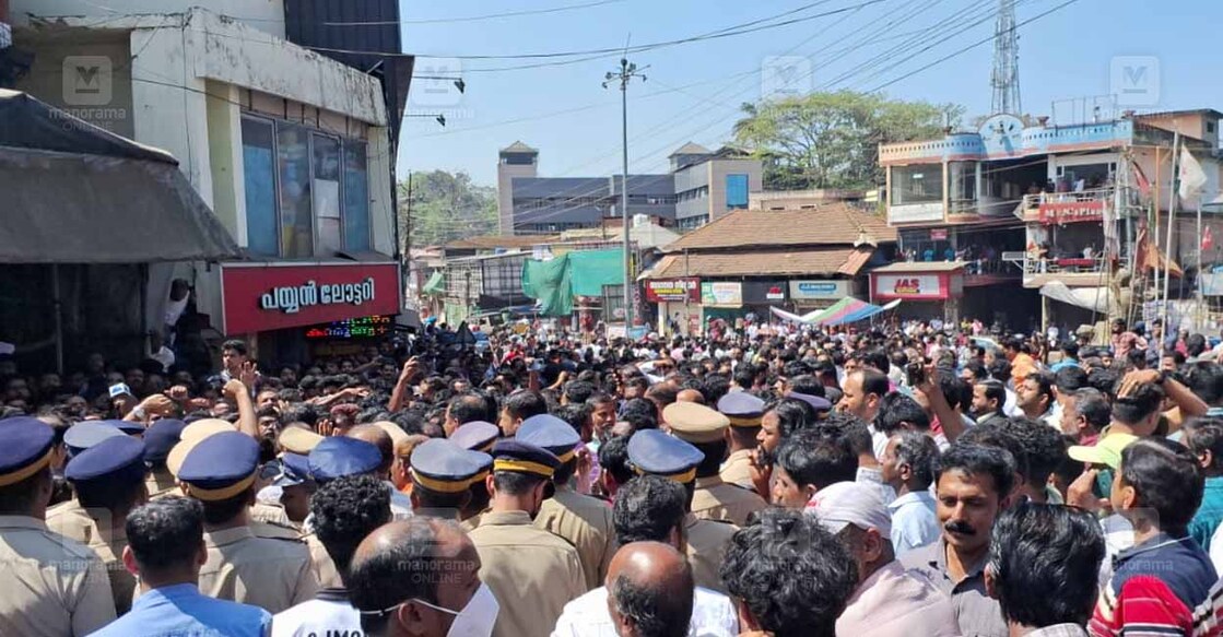 കാട്ടാനയുടെ ആക്രമണത്തിൽ ഒരാൾ കൊല്ലപ്പെട്ടതിൽ പ്രതിഷേധിക്കുന്ന നാട്ടുകാർ. ഫോട്ടോ: അരുൺ വർഗീസ് ∙ മനോരമ ഓൺലൈൻ