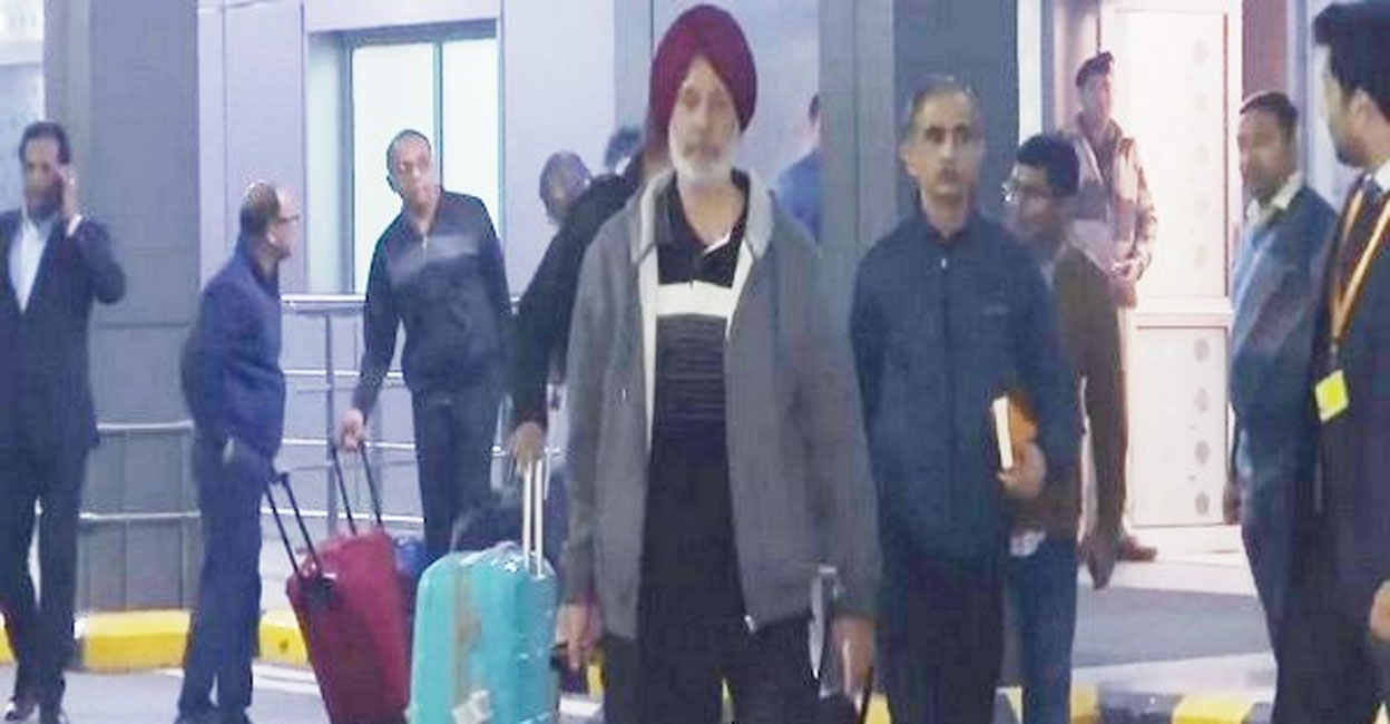 മോചിതരായ മുന്‍ ഇന്ത്യന്‍ നാവികര്‍ ഡല്‍ഹി വിമാനത്താവളത്തില്‍ (ചിത്രം: X - ANI)
