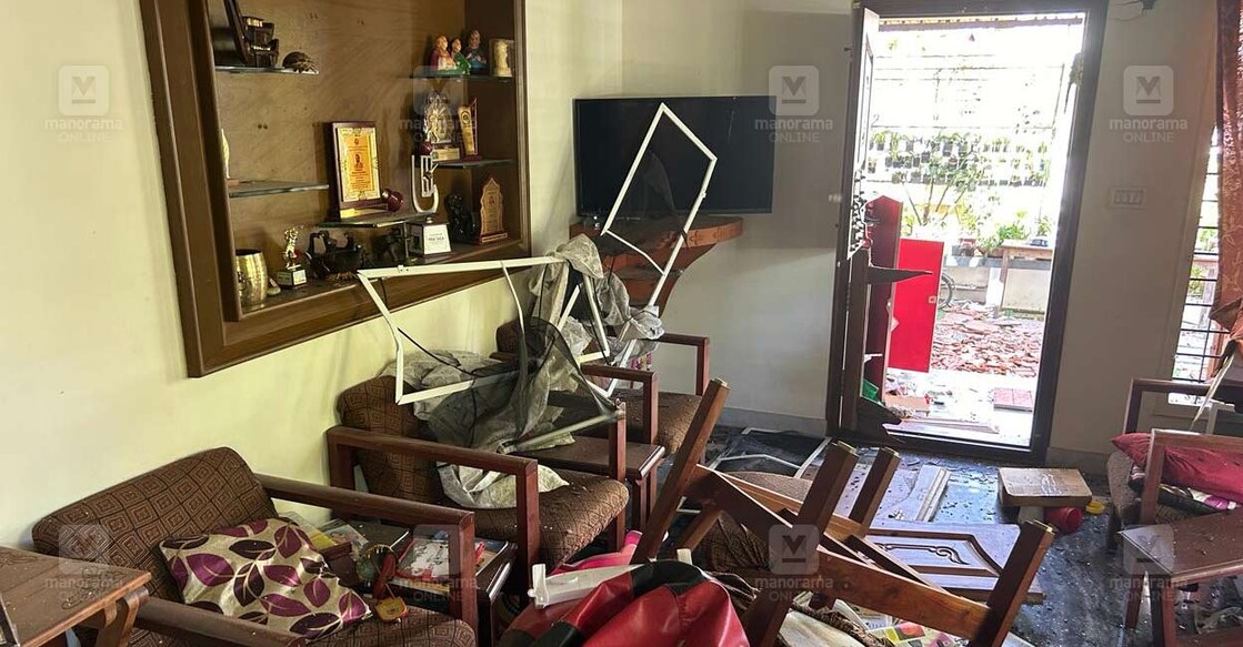 തൃപ്പൂണിത്തുറയിൽ പടക്കപ്പുരയിലുണ്ടായ സ്ഫോടനത്തെ തുടർന്നു സമീപത്തെ വീടിനുണ്ടായ കേടുപാട്. ചിത്രം: ടോണി ഡൊമിനിക് ∙ മനോരമ