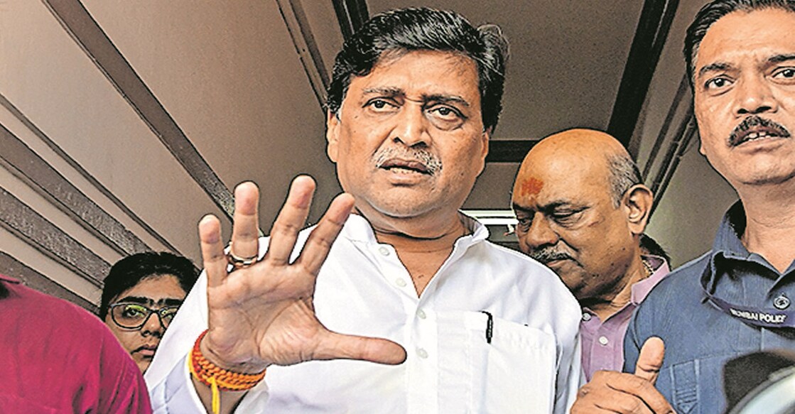ashok-chavan കോൺഗ്രസിൽ നിന്ന് രാജിവച്ച അശോക് ചവാൻ ചർച്ച്ഗേറ്റിലെ തന്റെ വസതിയിലെത്തിയ മാധ്യമ പ്രവർത്തകരോട് സംസാരിക്കുന്നു. Photo credit: PTI