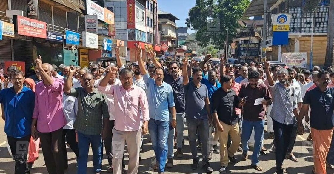  വയനാട് മാനന്തവാടിയിൽ ഇറങ്ങിയ കൊലയാളി ആന ബേലൂർ മഖ്നയെ മയക്കുവെടി വയ്ക്കാത്തതിൽ പ്രതിഷേധിച്ച് കാട്ടിക്കുളത്ത് നാട്ടുകാരുടെ പ്രതിഷേധം.