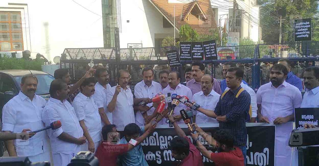 വനംമന്ത്രി എ.കെ.ശശീന്ദ്രന്റെ ഔദ്യോഗിക വസതിയിലേക്കുള്ള യുഡിഎഫ് മാർച്ച് നിയമസഭയ്ക്കു മുന്നിൽനിന്ന് ആരംഭിക്കുന്നു. ചിത്രം: മനോജ് ചേമഞ്ചേരി ∙ മനോരമ