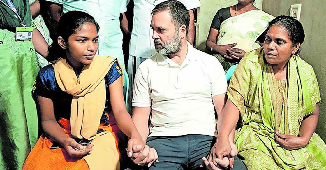 rahul-gandhi-with-paul-family കാട്ടാനയുടെ ആക്രമണത്തിൽ കൊല്ലപ്പെട്ട വനം വാച്ചർ പോളിന്റെ വീട്ടിലെത്തിയ രാഹുൽഗാന്ധി പോളിന്റെ ഭാര്യ സാലി, മകൾ സോന എന്നിവരോട് കാര്യങ്ങൾ ചോദിച്ചറിയുന്നു.