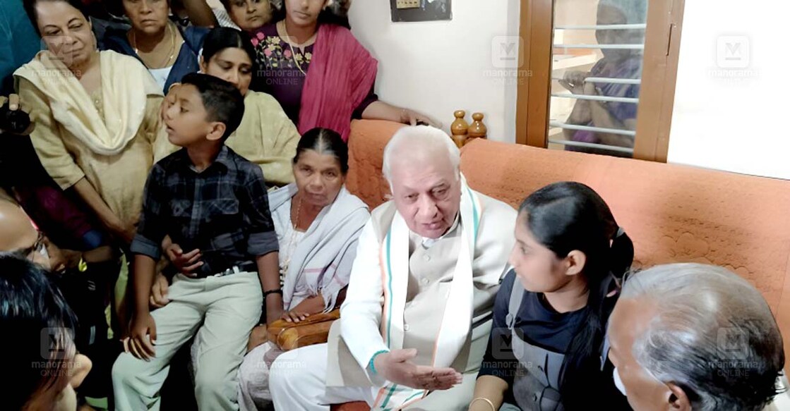 Arif Mohammed Khan | Ajeesh House Wayanad | (Photo: Arun Varghese / Manorama Online) കാട്ടാനയുടെ ആക്രമണത്തിൽ കൊല്ലപ്പെട്ട അജീഷിന്റെ വീട്ടിലെത്തിയ ഗവർണർ ആരിഫ് മുഹമ്മദ് ഖാൻ കുടുംബാംഗങ്ങളോടു സംസാരിക്കുന്നു. (ഫോട്ടോ: അരുൺ വർഗീസ് ∙ മനോരമ ഓൺലൈൻ)