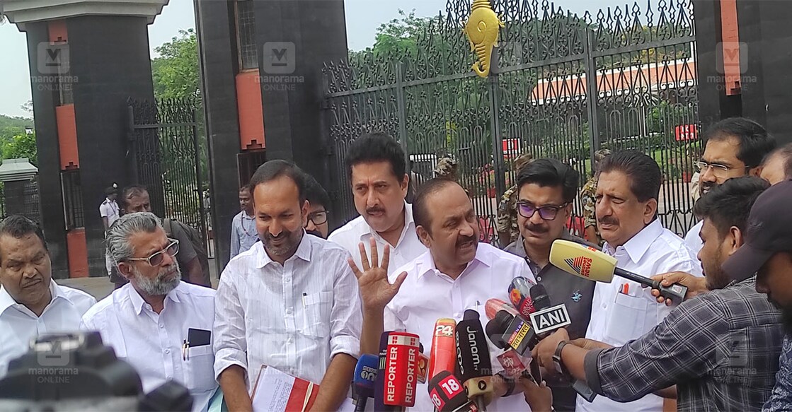 
പ്രതിപക്ഷം സഭയ്ക്ക് പുറത്ത് മാധ്യമങ്ങളെ കാണുന്നു –ഫോട്ടോ:മനോജ് ചേമഞ്ചേരി