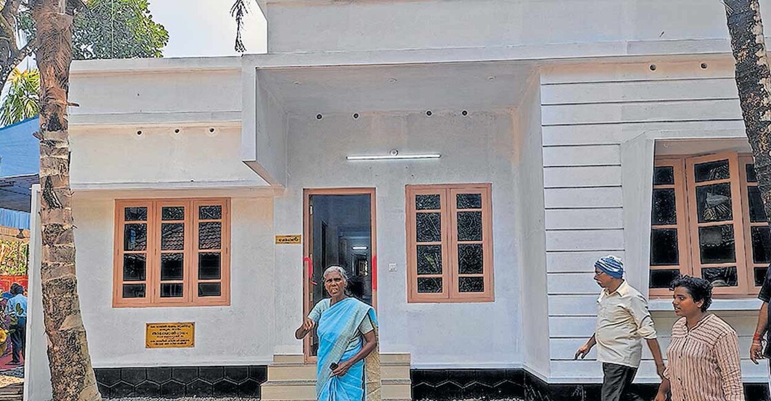thankamma സിൽവർലൈൻ വിരുദ്ധ ജനകീയ സമിതി നിർമിച്ചു നൽകിയ വീടിനു മുൻപിൽ കൊഴുവല്ലൂർ കിഴക്കേ മോടിയിൽ തങ്കമ്മ.