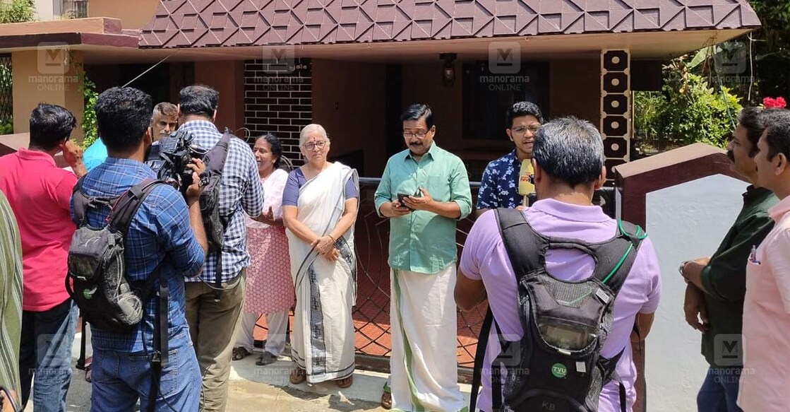 എംഎൽഎ കെ.ബാബുവും അയൽവാസികളും ഗഗൻയാൻ ദൗത്യത്തിലെ അംഗമായ പ്രശാന്തിന്റെ വീടിനു മുന്നിൽ