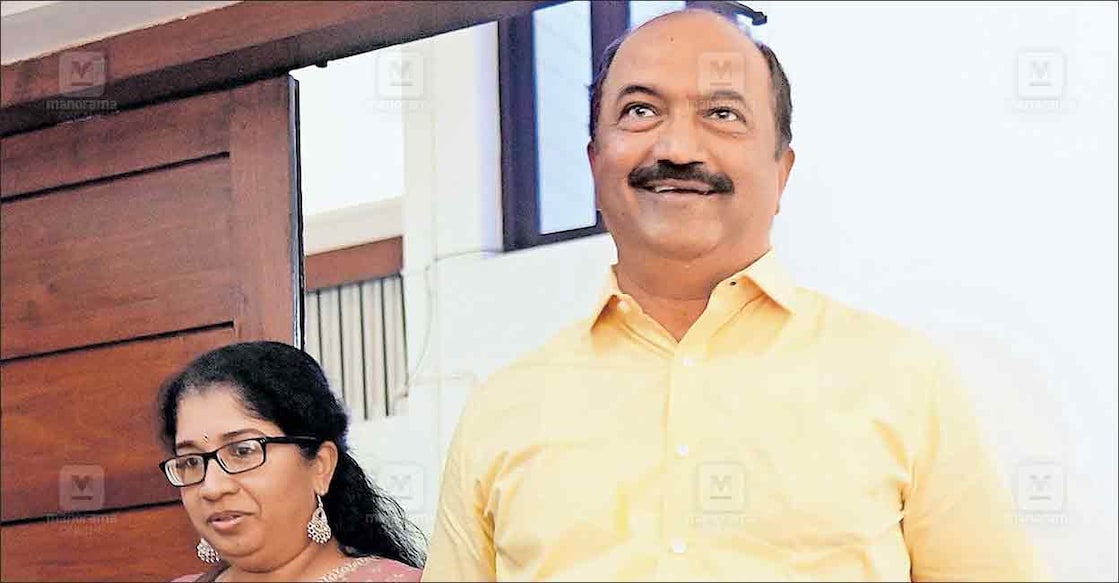 പെട്ടിതുറക്കാൻ ബജറ്റ് അവതരണത്തിനായി മന്ത്രി കെ.എൻ. ബാലഗോപാൽ ഭാര്യ ആശ പ്രഭാകരനൊപ്പം തിരുവനന്തപുരത്തെ ഔദ്യോഗിക വസതിയിൽ നിന്ന് നിയമസഭയിലേക്കു തിരിച്ചപ്പോൾ. ചിത്രം: മനോരമ