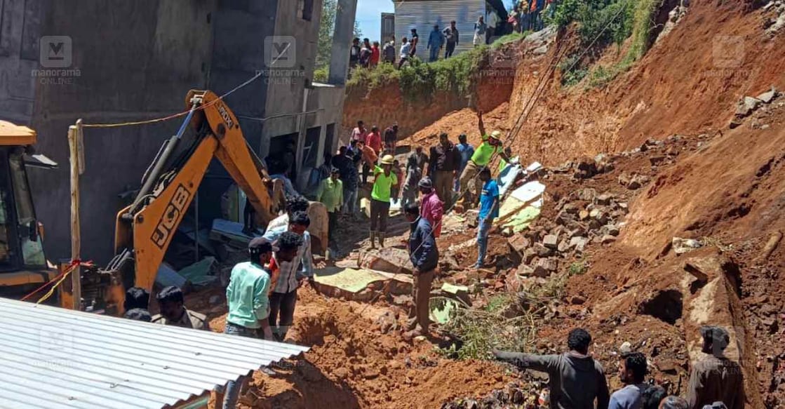 ഊട്ടി ഗാന്ധിനഗറില്‍ കെട്ടിടനിര്‍മാണ സ്ഥലത്തു മണ്ണിടിഞ്ഞുവീണതിനേത്തുടർന്ന് തിരച്ചിൽ നടത്തുന്നു