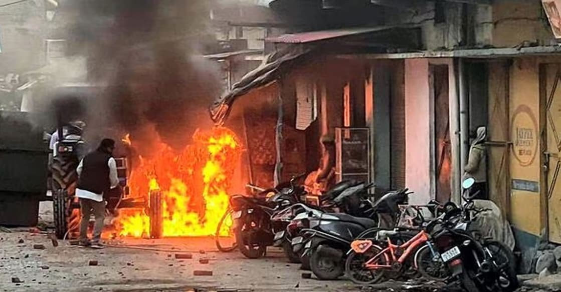 uttarakhand ഉത്തരാഖണ്ഡിലെ ഹൽദ്വാനിയിലെ കലാപത്തിൽ വാഹനങ്ങൾക്ക് ആക്രമണകാരികൾ തീയിട്ടപ്പോൾ. Photo credit : PTI