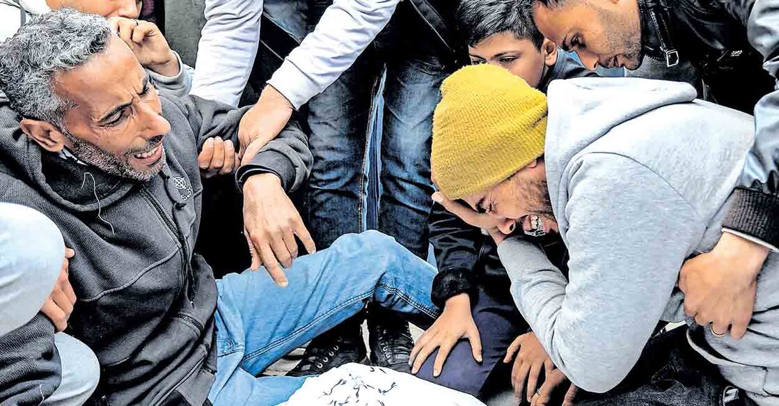israel-attack-gaza കണ്ണീർക്കടൽ... ഗാസയിൽ ഇസ്രയേൽ വ്യോമാക്രമണത്തിൽ കൊല്ലപ്പെട്ടയാളുടെ മൃതശരീരത്തിനരികിൽ വിലപിക്കുന്ന ബന്ധുക്കൾ. ചിത്രം: എഎഫ്പി