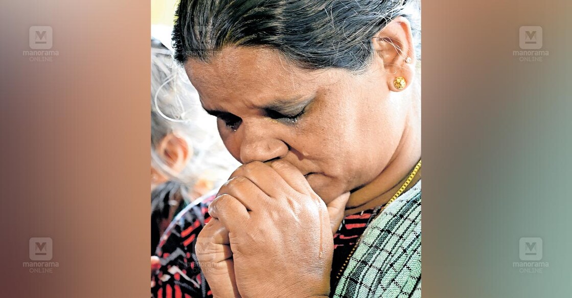 പെരിയ ഇരട്ടക്കൊലപാതക കേസിൽ കോടതി വിധി അറിഞ്ഞ ശേഷം കൃപേഷിന്റെ അമ്മ ബാലാമണി കണ്ണീരോടെ കല്യോട്ടെ സ്മ‍ൃതി മണ്ഡപത്തിൽ.  ചിത്രം: ആറ്റ്‌ലി ഫെർണാണ്ടസ് / മനോരമ 