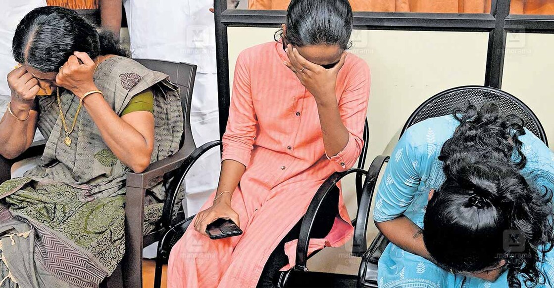 periya-murder-case-sharath-lal-mother ശരത് ലാലിന്റെ അമ്മ ലത, കൃപേഷിന്റെ സഹോദരി കൃഷ്ണപ്രിയ, ശരത് ലാലിന്റെ സഹോദരി അമൃത എന്നിവർ കൊച്ചിയിലെ സിബിഐ കോടതിയിൽ പെരിയ കൊലക്കേസിന്റെ വിധിയറിഞ്ഞ ശേഷം കരയുന്നു. ചിത്രം:മനോരമ