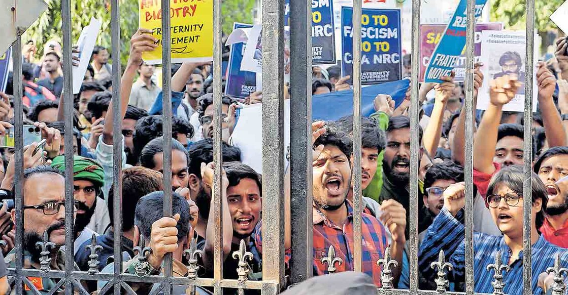 പൗരത്വ ഭേദഗതി നിയമത്തിനെതിരെ ന്യൂഡൽഹി ജാമിയ മില്ലിയ ഇസ്‌ലാമിയ സർവകലാശാലയിലെ വിദ്യാർഥികൾ പ്രതിഷേധിക്കുന്നു. ചിത്രം: പിടിഐ