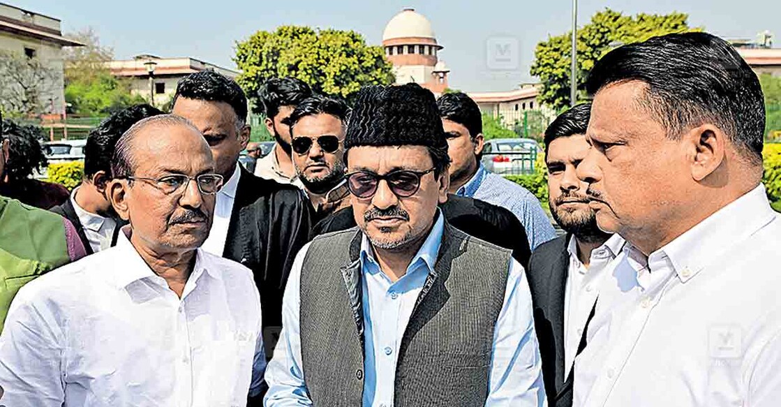 muslim-league-leaders പൗരത്വനിയമം നടപ്പിലാക്കുന്നതിനുള്ള വ്യവസ്ഥകൾ സ്റ്റേ ചെയ്യണമെന്ന ഹർജിയിലെ വാദം കേട്ട ശേഷം സുപ്രീം കോടതിയിൽനിന്നു പുറത്തേക്കു വരുന്ന പി.കെ.കുഞ്ഞാലിക്കുട്ടി, പാണക്കാട് സാദിഖലി ശിഹാബ് തങ്ങൾ, പി.വി.അബ്ദുൽ വഹാബ് തുടങ്ങിയവർ. ചിത്രം: രാഹുൽ ആർ.പട്ടം∙ മനോരമ