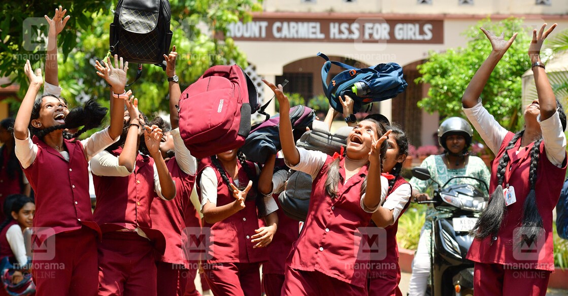 എസ്എസ്എൽസി പരീക്ഷക്കുശേഷം പുറത്തിറങ്ങിയ കോട്ടയം മൗണ്ട് കാർമൽ എച്ച്എസ്എസിലെ വിദ്യാർഥികൾ ആഹ്ളാദം പ്രകടിപ്പിക്കുന്നു. ചിത്രം: ജിൻസ് മൈക്കിൾ/മനോരമ