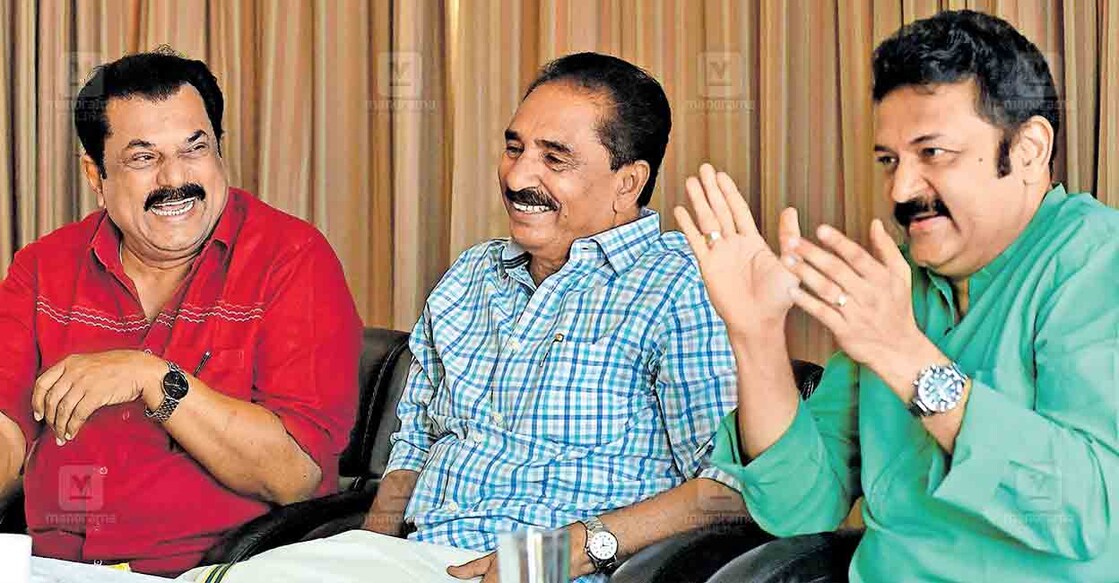 mukesh-premachandran-and-krishnakumar കൊല്ലം ലോക്സഭാ മണ്ഡലം സ്ഥാനാർഥികളായ എം.മുകേഷും എൻ.കെ.പ്രേമചന്ദ്രനും ജി.കൃഷ്ണകുമാറും മലയാള മനോരമ പോൾ കഫേ ചർച്ചയ്ക്കിടെ നർമം പങ്കിട്ടപ്പോൾ. ചിത്രം: അരവിന്ദ് ബാല∙മനോരമ