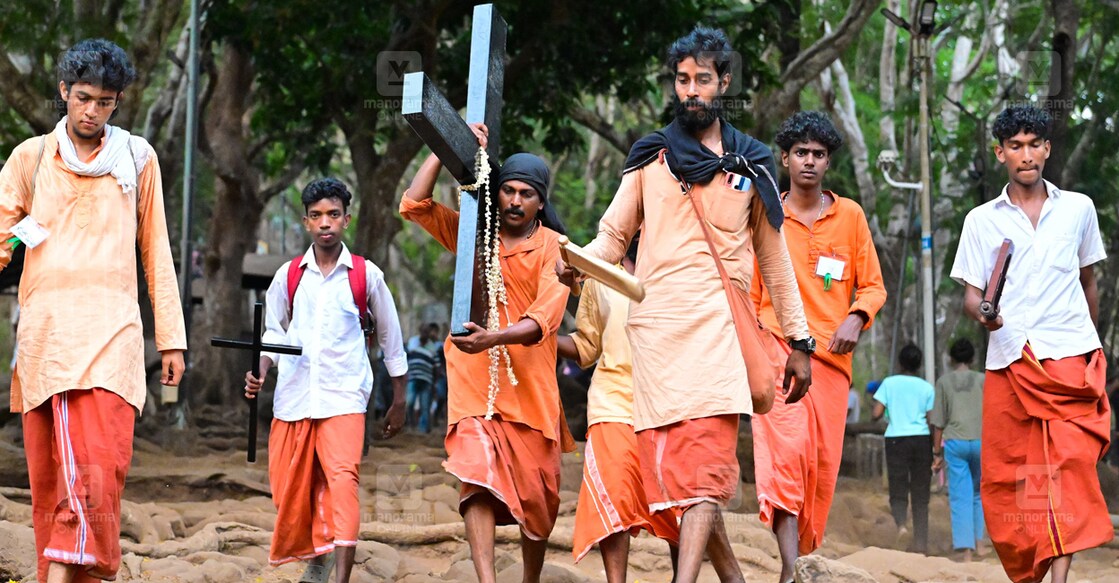 pilgrims-in-Malayattoor മലയാറ്റൂർ കുരിശുമുടി കയറുന്ന തീർഥാടകർ. ചിത്രം: ആറ്റ്ലി ഫെർണാണ്ടസ്∙ മനോരമ