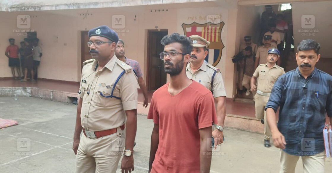 സിൻജോയെ തെളിവെടുപ്പിന് ഹോസ്റ്റലിൽ എത്തിച്ചപ്പോൾ. ചിത്രം: അരുൺ വർഗീസ്∙മനോരമ