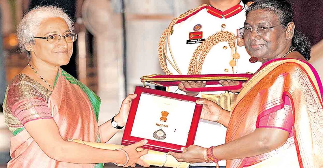 bharat-ratna-distribution എം.എസ്.സ്വാമിനാഥനു മരണാനന്തര ബഹുമതിയായി ലഭിച്ച ഭാരതരത്നം പുരസ്കാരം അദ്ദേഹത്തിന്റെ മകൾ ഡോ.നിത്യ റാവു രാഷ്ട്രപതി ദ്രൗപദി മുർമുവിൽ നിന്ന് ഏറ്റുവാങ്ങുന്നു. ചിത്രം: പിടിഐ