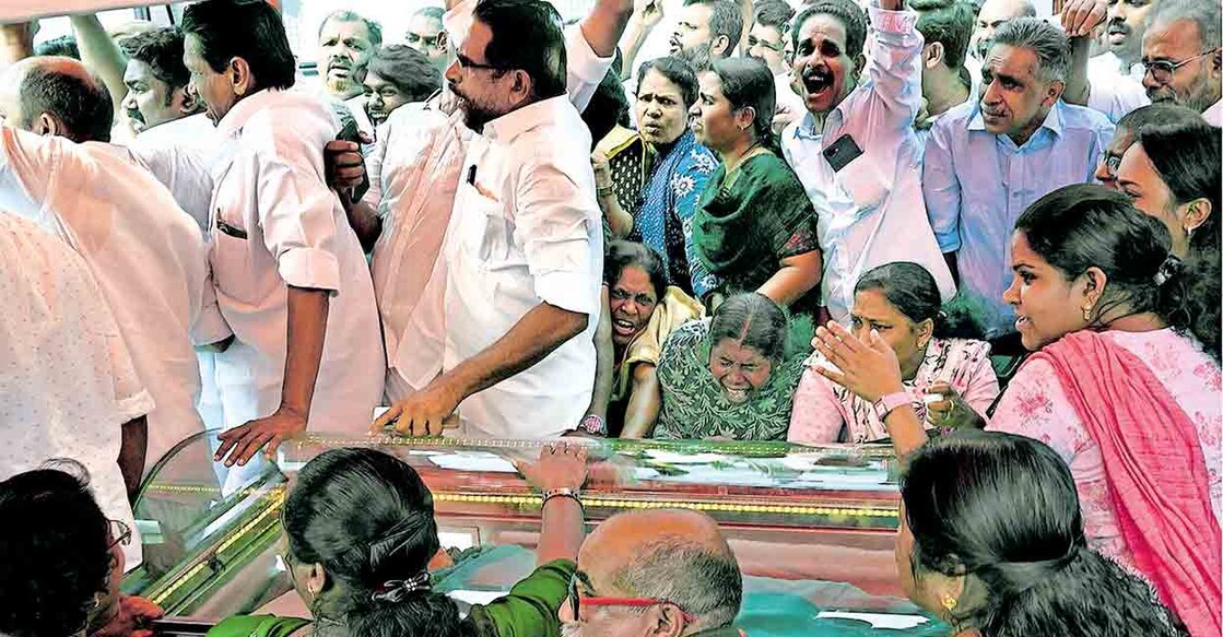 നേര്യമംഗലത്ത് കാട്ടാനയുടെ ആക്രമണത്തിൽ ‍കൊല്ലപ്പെട്ട ഇന്ദിരയുടെ മൃതദേഹവുമായി കോതമംഗലത്തു നടത്തിയ പ്രതിഷേധത്തിനിടെ, മൃതദേഹം കിടത്തിയിരുന്ന ഷാമിയാന പൊലീസ് പൊളിച്ചു നീക്കുന്നത് തടയാൻ നാട്ടുകാരുടെ ശ്രമം. ചിത്രം ∙ മനോരമ