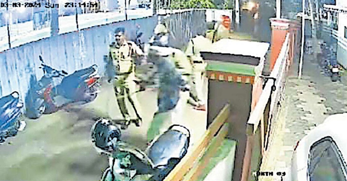 കായംകുളം ചിറക്കടവം നടയിൽ കണ്ണമ്പള്ളി ക്ഷേത്രത്തിൽ നാടൻപാട്ടിനിടെ ഉണ്ടായ സംഘർഷത്തെ തുടർന്ന് പൊലീസ് നടത്തിയ ലാത്തിച്ചാർജ്. (വിഡിയോ ദൃശ്യം)  