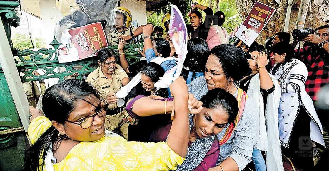 mahila-congress-march പൂക്കോട് വെറ്ററിനറി കോളജിലെ വിദ്യാർഥി സിദ്ധാർഥൻ മരിച്ചത് സിബിഐ അന്വേഷിക്കണമെന്നാവശ്യപ്പെട്ട് മഹിള കോൺഗ്രസ് നടത്തിയ സെക്രട്ടേറിയറ്റ് മാർച്ചിൽ മതിൽ ചാടിക്കടക്കാൻ ശ്രമിച്ച പ്രവർത്തകരെ പൊലീസ് തടയുന്നു. ചിത്രം: മനോരമ