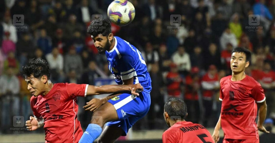 സന്തോഷ് ട്രോഫി രണ്ടാം സെമിയിൽ ഗോവയും മണിപ്പുരും തമ്മിലുള്ള മത്സരത്തിൽനിന്ന്. ചിത്രം: അബു ഹാഷിം.∙ മനോരമ