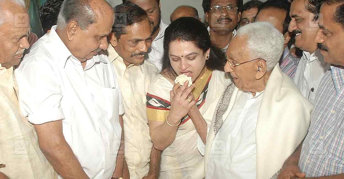 മകൾ പത്മജയ്ക്കു മധുരം നൽകുന്ന കെ.കരുണാകരൻ. ഫയൽ ചിത്രം: മനോരമ