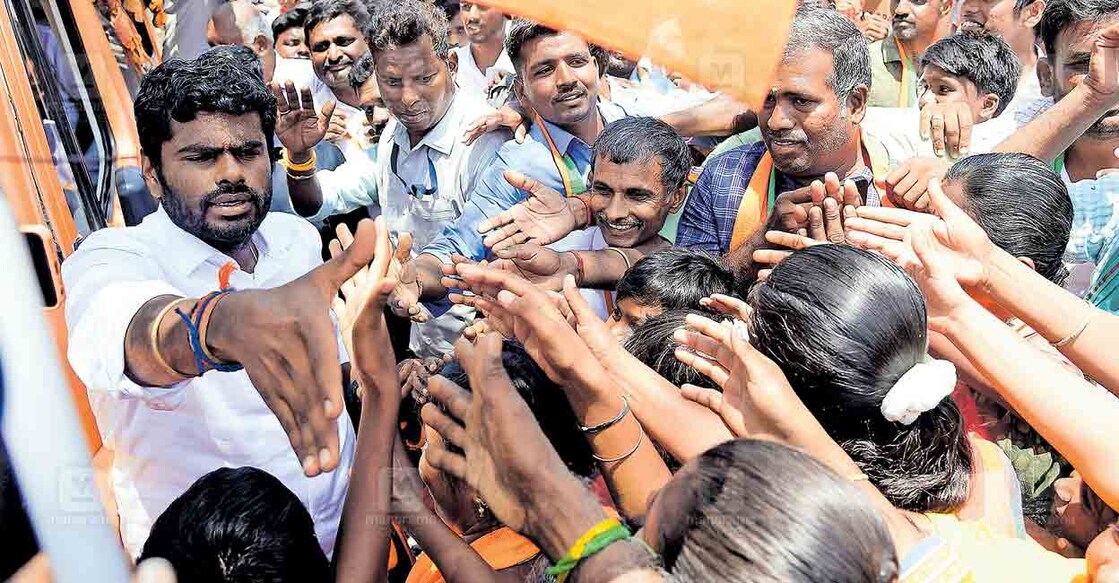 കോയമ്പത്തൂർ മണ്ഡലം ബിജെപി സ്ഥാനാർഥി കെ.അണ്ണാമലൈ തിരുപ്പൂർ ജില്ലയിലെ കാമനായക പാളയത്ത് പ്രചാരണത്തിനെത്തിയപ്പോൾ.  ചിത്രം: ഫഹദ് മുനീർ ∙ മനോരമ