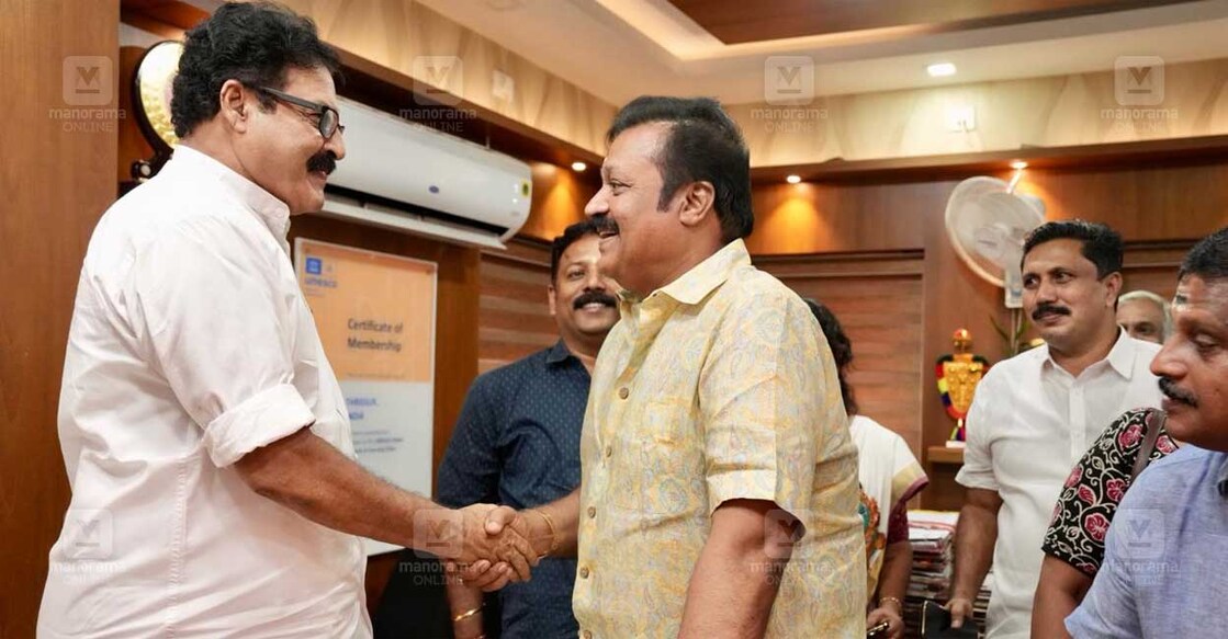 സുരേഷ് ഗോപി തൃശൂർ മേയർ എം.കെ. വർഗീസിനെ സന്ദർശിച്ചു വോട്ട് അഭ്യർത്ഥിച്ചപ്പോൾ (Photo: വിഷ്ണു വി.നായർ∙ മനോരമ)