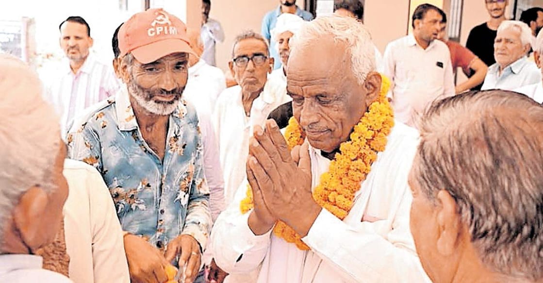 Amra-Ram-Chaudhary സികാർ മണ്ഡലത്തിലെ സിപിഎം സ്ഥാനാർഥി ആംരാ റാം ചൗധരി ജനങ്ങളെ അഭിവാദ്യം ചെയ്യുന്നു.