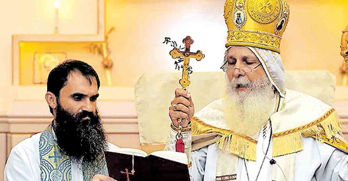 സിഡ്നിയിൽ കുത്തേറ്റ വൈദികൻ ഐസക് റോയലും ബിഷപ് മാർ മാരി ഇമ്മാനുവലും (ഫയൽ ചിത്രം) 