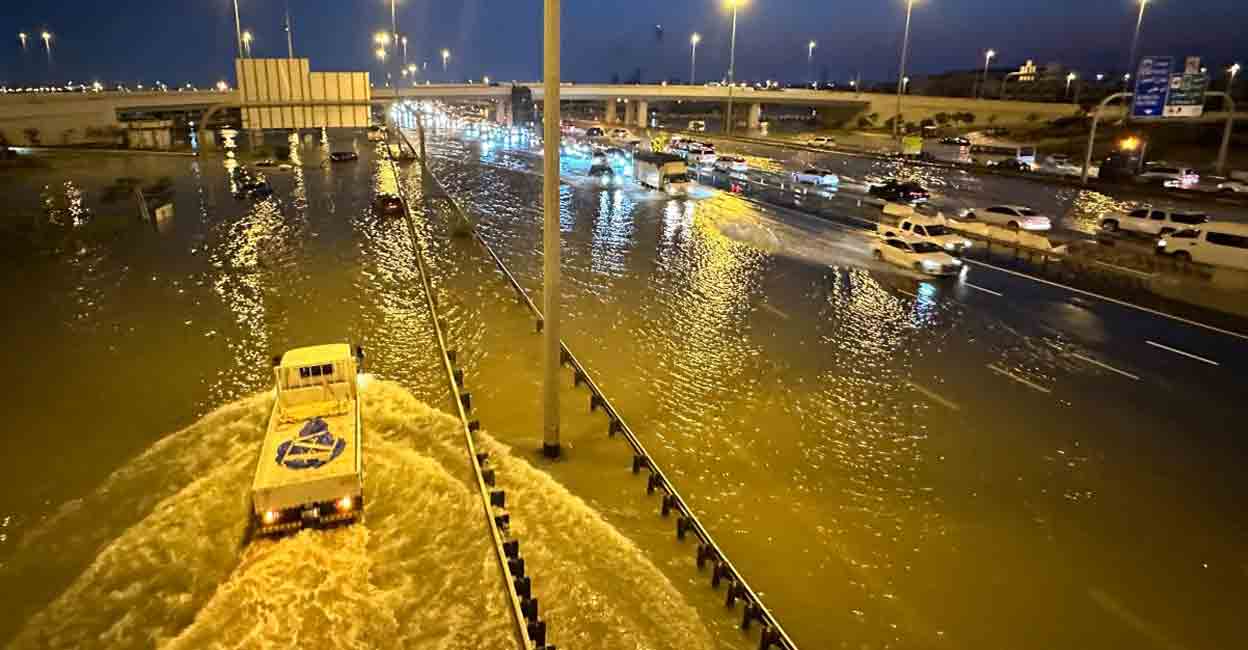 ഒറ്റമഴയിൽ മുങ്ങി ഗൾഫ്, കോടികളുടെ നഷ്ടം; ക്ലൗഡ് സീഡിങ് കാരണമായോ? - Heavy ...