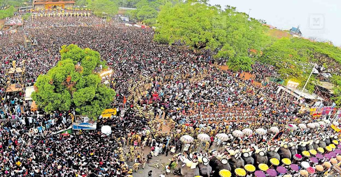 കുടമാറ്റക്കടൽ: തൃശൂർ പൂരം കുടമാറ്റത്തിന് സാക്ഷ്യം വഹിക്കാനെത്തിയ പതിനായിരങ്ങൾ. ചിത്രം: റസൽ ഷാഹുൽ / മനോരമ