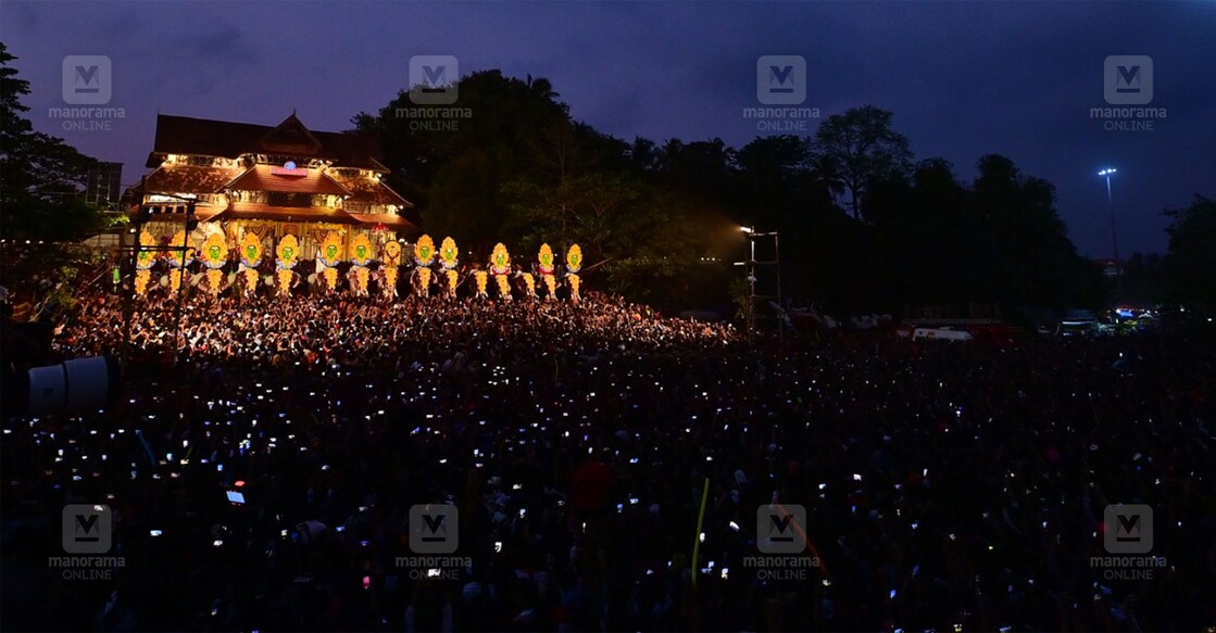 tcr-pooram-90 തൃശൂർ പൂരത്തിൽ നിന്നുള്ള കാഴ്ച (Photo: Vishnu V.Nair/Manorama)
