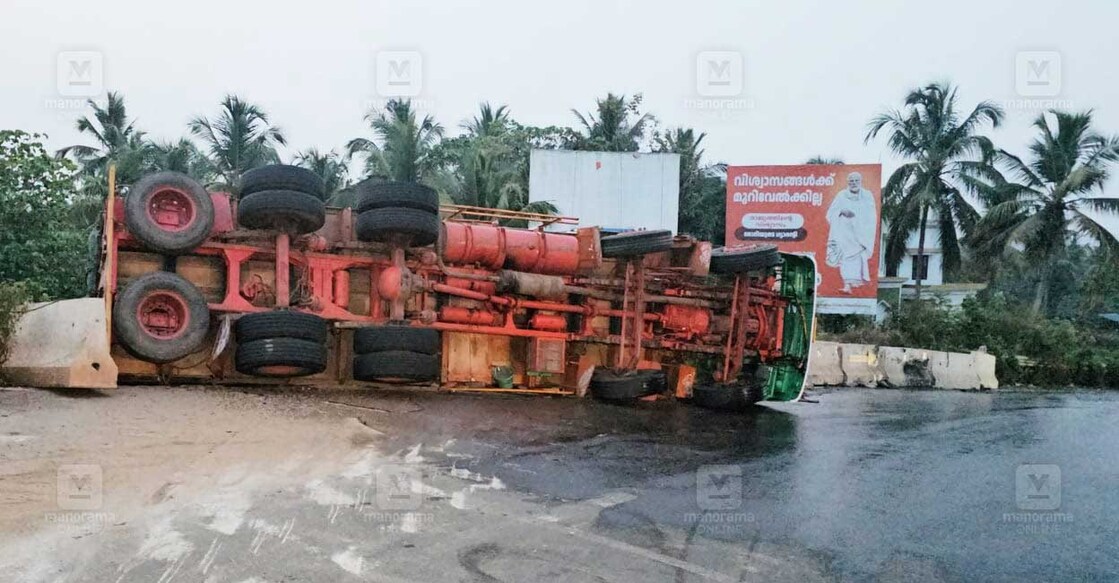 lorry വളാഞ്ചേരിയിൽ നിയന്ത്രണം വിട്ടുമറിഞ്ഞ ലോറി